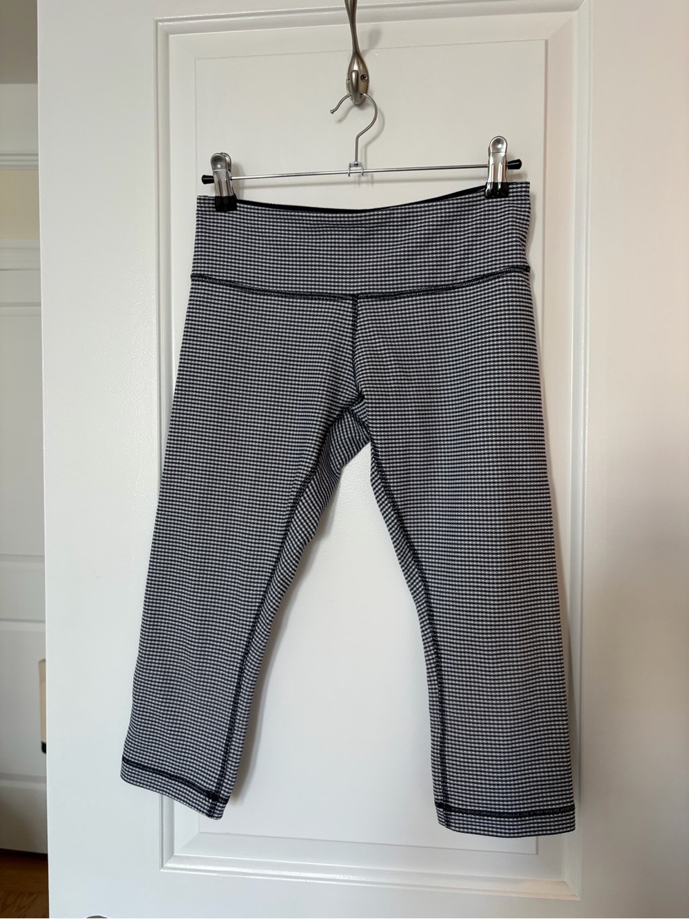 Low Rise Lululemon Navy Gingham Capri Leggings